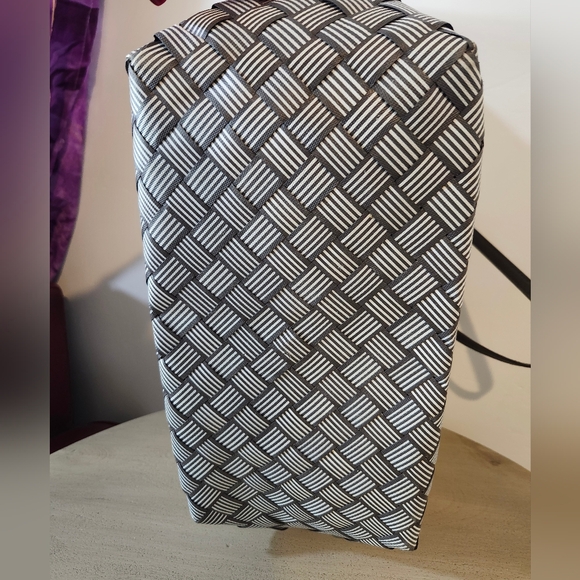 Henri Bendel Black and White Tote Bag - Picture 3 of 11